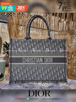 VIP 】HOT ARRIVAL!! DIOR CD SHOPPING BAG WITH GWP กระเป๋าทรงช้อปปิ้งใบใหญ่ จุใจ!! พรีเมี่ยมกิ๊ฟรุ่นดับเบิ้ลฮอต ดีไซน์คลาสสิควินเทจ สวยหรู วัสดุผ้าแคนวาสลายกราฟฟิค ภายในโล่งกว้างมากๆ ใส่ของจุสุดๆ โน้ตบุ้ค ไอแพด กระเป๋าสตางค์ มือถือ หรือเสื้อผ้ายังได้ สะพายค