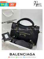 หนังแท้ BALENCIAGA CLASSIC CITY SMALL SHOULDER BAG in black Arena lambskin อะไหล่เงิน / ทอง การสร้างสรรค์ที่มีเอกลักษณ์เฉพาะตัว หรูหรา สีดำคลาสสิก วัสดุหนังแกะแท้ทั้งใบ ภายในโล่งกว้างจุของได้เยอะ เกรดออริจินอล ตอบโจทย์ได้ทุกลุค ทุกไลฟ์สไตล์ คูลๆ เท่ๆ ภาพส