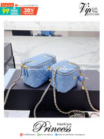 Chanel Pearl Crush Mini Vanity in Denim / Chanel Vanity crossbody bag กระเป๋าทรงกล่องใบเล็กน่ารัก มี 2 ขนาด งานเดนิมสวย ตอบโจทย์และครองใจสาวๆ ได้อย่างแท้จริง
