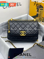 CHANEL WOC กระเป๋าสะพายหนังแท้ทรงสวยตลอดกาล งานหนังแท้เรียบสวย เนื้อนุ่ม อยู่ทรงคุณภาพดีตามแบบฉบับของแบรนด์ น้ำหนักเบา ด้านหน้ามีโลโก้แบรนด์อะไหล่ทองหรูหรา ปิดปิดด้วยฝาปิดกระดุม ตัวจริงสวยมากๆถูกใจรีบจองนะคะ
