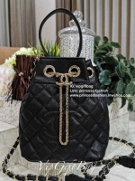 Chanel Crossbody Bag With Chain VIP Gift With Purchase (GWP) รุ่น Limited พรีเมี่ยม Chanel Perfume Counter ทรง Bucket Bag วัสดุหนังคาเวียร์ลายตารางเปิดปิดแบบDrawstringและแถบหนังคาดกลางประดับอะไหล่แบรนด์สีทอง ภายในมีโลโก้และช่อง1ซิป หัวซิปแบรนด์ ใส่มือถือ 