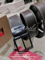 Levie's men reversible Leather Belt Gift Box รุ่นยอดนิยมสายเข็มขัดด้านหนึ่งเป็นสีดำอีกด้านเป็นสีน้ำตาลสามารถสลับด้านใช้ได้ หัวเข็มขัดอะไหล่โลหะปั้มโลโก้สามารถปรับพลิกหน้าหลังได้ดีไซน์คลาสสิคเข้าได้กับทุกชุดสายสามารถปรับได้หลายระดับ แข็งแรงทนทานสินค้า