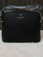 KATE SPADE CEDAR STREET MANDY แบรนด์ดังจากอเมริกาสุดฮิต กระเป๋าขนาดน่ารัก สะพายข้าง หนัง saffiano ภายในลายสวยเก๋สีทองเรียบหรู ทรงแข็งอยู่ทรง MUST HAVE!!