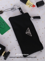 Prada nylon clutch bag สินค้า Premium gift จากเค้าเตอร์แบรนด์ต่างประเทศ แท้ 💯 วัสดุไนล่อน คุณภาพดีเนื้อหนา น้ำหนักเบา อะไหล่เงิน สวย หรู น่าใช้มากเลยค่ะ ด้านในใส่ของจุกจิก Iphone 8+ ซับในพิมพ์ลายแบรนด์สวยหรู ตัวจริงสวยน่าใช้มาก บอกเลย Don't m