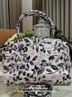 GUESS WOMAN CROSS BODY BAG กระเป๋าถือ/สะพายรุ่นใหม่ล่าสุดจาก GUESS FACTORY หนังสวยอยู่ทรงขนาดกำลังดี น้ำหนักเบา ด้านหน้าประดับโลโก้แบรนด์เปิดปิดด้วยซิปสะดวกใช้ ด้านข้างมีกระดุมปรับขยาย ภายในมีโลโก้ ช่องซิปและช่องใส่ของ ซับในพิมพ์แบรนด์ ใส่กระเป๋าสตางค์ มื