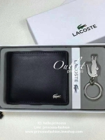 LACOSTE MEN'S Black Wallet And Key Ring Set ในเซตประกอบด้วยกระเป๋าสตางค์แบบพับ2ตอนสำหรับผู้ชาย มีช่องใส่บัตร ใส่ธนบัตรและช่องใส่เหรียญแยกเป็นสัดส่วน มาพร้อมพวงกุญแจโลหะจระเข้สัญลักษณ์แบรนด์ น่าใช้มากๆนะคะ
