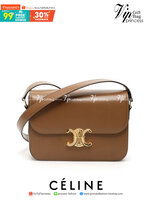 VIP 】CELINE Medium Triomphe Bag In Shiny Calfskin Medium Triomphe Bag In Shiny Calfskin GIFT WITH PURCHASE (GWP) พรีเมี่ยมกิ๊ฟ Limited Edition จาก CELINE PERFUME DUTY FREE COUNTER วัสดุหนังแท้ (Calfskin) ซับในเป็นหนังแกะ (Lambskin) รูปทรงสี่เหลี่ยมผืนผ้า 