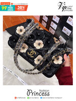 CHANEL Camellia Double Flap Bag / กระเป๋าสะพายลายดอกคามีเรีย อันเป็นสัญลักษณ์แบรนด์ เลอค่าหนังดี ทรงสวย ลูกคุณหนู ไฮโซแบบสุดดด สะพายเเล้วดูเเพงมากกนะค้า