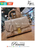 VIP 🥂 LV MADELEINE BAG ใหม่ล่าสุด อีกหนึ่งรุ่นคลาสสิคหายาก ที่สาวๆรอคอย กระเป๋าถือ/สะพายข้าง ดีไซน์เรียบง่าย แต่เต็มไปด้วยดีเทลความหรู วัสดุหนังวัวปั๊มลายเอกลักษณ์ เปิด‐ปิดด้วยอะไหล่กดล็อคสีทองหรู และมีพวงหนังห้อยพิเศษแถมมาให้ด้วย ภายในแบ่งสัดส่วน