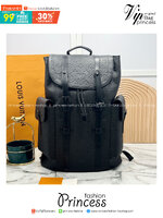LV Christopher MM Backpack กระเป๋าเป้สะพายหลังขนาดกลาง สีดำเต็มใบสวยคลาสสิก ปั้มลายโมโนแกรม ตอบโจทย์การใช้งานด้วยช่องกระเป๋าด้านข้าง 2 ช่อง ดีไซน์กระดุมกดและสายรูดเพิ่มความปลอดภัยในการพกพาสิ่งของด้านใน