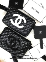 Chanel Waist Bag Gift With Purchase (GWP) กระเป๋าสะพายคาดเอวหรือคาดอก vip. gift ของแท้จาก Chanel Perfume Counter รุ่น Limited Edition วัสดุหนังนิ่มลายตาราง ทรงเหลี่ยมมีโลโก้ด้านหน้า เปิดปิดด้วยฝาปิด กระดุมแม่เหล็ก ภายในโล่ง ซับในลายเเบรนด์ ใส่มือถือได้ทุก
