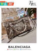 ไซส์ใหม่ กับรุ่นคอลแลบอีกหนึ่ง ที่ฮอตติดลมไม่เลิก!! Gucci×Balenciaga neo classic small bag กระเป๋าถือ/สะพายข้างที่โดดเด่นในสไตล์ที่ไม่ซ้ำ ไม่เกร่อ ดีไซน์มีกิมมิคและลูกเล่นแพรวพราว ทั้งหนังรูดซิป ทั้งหูจับ ทั้งความตกแต่ง มีดีเทลอัพราคาไปหมด วัสดุหนังแคนวาส