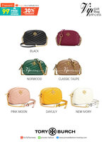 Tory Burch Kira Chevron Small Camera Bag กระเป๋าสะพายทรงกล่อง ซิปบน อะไหล่ทอง สายสะพายยาวแบบครอสบอดี้ งานสวยปั๊มทุกจุดเป๊ะทุกมุม เปิด - ปิดกระเป๋าด้วยซิป ด้านในโล่ง มีช่องซิป 1 ช่อง มาพร้อมสายสะพายยาว ปรับระดับได้ค่ะ