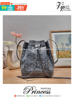 GOYARD PETITE FLOT BUCKET BAG กระเป๋าสะพายทรงบัคเก็ต ที่ดีไซน์สะดวกต่อชีวิตมาก รูปทรงคลาสสิค ดีไซน์เป็นเอกลักษณ์ สดใสทุกสี ดูผู้ดีในตัว วัสดุหนังแคนวาสพิมพ์ลายสวยคม ปากกระเป๋ารูดเปิด-ปิดได้ตามชอบ ภายในเป็นช่องโล่ง ใส่กระเป๋าสตางค์ มือถือ ได้ครบถ้วน มาพร้อ