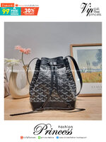 GOYARD PETITE FLOT BUCKET BAG กระเป๋าสะพายทรงบัคเก็ต ที่ดีไซน์สะดวกต่อชีวิตมาก รูปทรงคลาสสิค ดีไซน์เป็นเอกลักษณ์ สดใสทุกสี ดูผู้ดีในตัว วัสดุหนังแคนวาสพิมพ์ลายสวยคม ปากกระเป๋ารูดเปิด-ปิดได้ตามชอบ ภายในเป็นช่องโล่ง ใส่กระเป๋าสตางค์ มือถือ ได้ครบถ้วน มาพร้อ