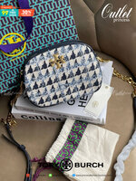 Tory burch kira chevron tweed small camera bag สาว ๆ ลุคคุณหนูไม่ควรพลาด Collection นี้เลยนะคะ เพราะ Kira Chevron เป็นรุ่นที่ตอบโจทย์และครองใจสาว ๆ ได้อย่างแท้จริง ลวดลายบนกระเป๋าแบบกราฟฟิคมีเท็กเจอร์ ทำให้กระเป๋าดูมีราคามากยิ่งขึ้น มาพร้อมกับโลโก้ Double