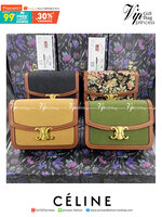 CELINE TRIOMPHE CROSSBODY BAG วัสดุ TRIOMPHE CANVAS & LEATHER ทรงเหลี่ยมหนังสวยหรูอยู่ทรงเปิดปิดด้วยฝาปิดโลโก้แบรนด์อะไหล่ทอง งานปั้มทุกจุดคอมพลีทได้ทุกลุค จะ Formal แบบทางการ หรือจะ Everyday look แฮงค์เอาท์กับเพื่อนสาวได้สบายชิวๆ ไม่มีไม่ได้แล้ว ช๊อปด่วน