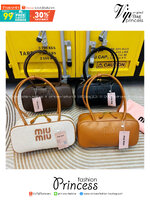 MIU MIU Beau leather bag Small Size กระเป๋าถือ/สะพายสุดชิค รุ่นใหม่หูยาว ถือก็ได้สะพายไหล่ก็เก๋ คูลสุดๆ ดีไซน์เรียบแต่มากมีอยู่จริง สวยดูแพง แมทชุดได้ง่ายสุด มินิมอลมินิใจ หูจับในตัวง่ายและสะดวกพกพา