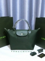 Longchamp Size S สินค้าใหม่ ของแท้!! เป็นล็อตผลิตเกินออเดอร์จากโรงงาน มาพร้อมการ์ด/ถุงผ้าแบรนด์/ถุงกระดาษแบรนด์ Size S: 25 x H. 23 x 16 cm. Color: Moss Green 794