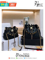Chanel Bucket Bag กระเป๋าสะพายทรงบัคเก็ต รุ่นลิมิเต็ด โดดเด่นด้วย font โลโก้ หรูเท่ห์สุดๆ มีช่องใส่ของด้านข้างตอบโจทย์การใช้งานได้ดี ภายในโล่งกว้าง จุของได้เยอะ คุ้มค่ามากๆ ใบนี้งานจริงคือสวย