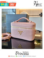 PRADA BOX BAG รุ่นใหม่จากแบรนด์ Prada กับทรง Mini Box ขนาดกำลังดี อยู่ทรงสวยมากกกก อะไหล่ทองทั้งใบ และยังมาพร้อมสายสะพาย