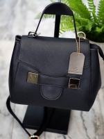 งานแท้ชนช้อป มีป้ายหนังแบรนด์ ถุงผ้าแบรนด์ให้คะ สินค้ามาใหม่ค่า สวยหรูมากกก จากแบรนด์ David Jones กระเป๋า ทรง handbag ตัวกระเป๋าเย็บติด สีดำสุดหรู ตัดกับอะไหล่ทอง ดีไซน์เกร๋ จุดเด่นใบนี้ อีกอัน ที่ มีตัวล็อคด้านในปรับเก็บทรงได้ค่า น้ำหนักเบา สามารถ ถือ หร