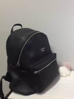 GUESS BACKPACK กระเป๋าเป้สพายจากแบรนด์ดัง ดีไซร์เรียบหรู ด้านหน้าโชว์โลโก้แบรนด์ มีช่องใส่ของด้านหน้า ภายในมีช่องใส่ของย่อยอีก 3ช่อง และช่องซิป 1 ช่อง สายสพายปรับระดับได้ เป็นรุ่นแนะนำสำหรับสาวๆที่ชื่นชอบการสพายเป้ สพายเบาสบายไม่ปวดไหล่ เหมาะกับทุกวัยคะ