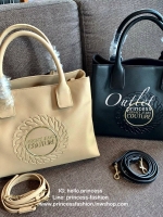 VERSACE JEANS COUTURE HAND BAG 2019 กระเป๋าถือ//สะพายข้างได้ วัสดุหนังเรียบ ผิวลื่น น้ำหนักเบา ด้านหน้ามีโลโก้แบรนด์หรู เปิดปิดปากกระเป๋าแบบกระดุมแม่เหล็ก แบ่งเป็น2ช่องใหญ่ใส่ของนะค่ะ แต่ละช่องกว้างมากทีเดียว มีช่องซิปและช่องเล็กใส่จองจุกจิกค่ะ มาพร้อมสาย