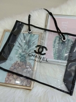 New Choose!! Chanel Transparent Tote Bag กระเป๋าดีไซน์เก๋ขนาดใหญ่ จาก premium gift เครื่องสำอาง Chanel ตัวกระเป๋าเป็นพลาสติกใส สกรีนยี่ห้อไว้ที่ด้านหน้า สายเป็นเชือกเนื้อนิ่มสีดำ จุของได้เยอะม้ากกกก จะใช้ถือใส่ของ หรือเป็นถุง shopping ก้เริ่ดคะ