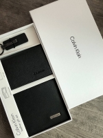 Calvin Klein Leather Gift Set Value set! 4 in 1 กระเป๋าสตางค์ใบสั้น Set สุดคุ้ม วัสดุหนังลาย saffiano ด้านหน้าประดับ logo brand ภายในมีช่องใส่ธนบัตร, บัตร จะใช้เองหรือมอบเป็นของขวัญ ก็แนะแนำค่ะ