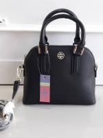 Don't Miss !! กระเป๋าแบรนด์ดัง TORY BURCH รุ่น SAFFIANO ZIP BAG กระเป๋าถือและสะพาย ลายหนัง saffiano อะไหล่ทองปั้มแบรนด์ ทรงสวยมาก ด้านหน้าติดโลโก้แบรนด์ เปิดปิดกระเป๋าด้วยซิปอย่างดีค่ะ ซับในเป็นผ้าทอลายแบรนด์สวยมากค่ะ มีช่องซิปหนึ่งช่อง ช่องเล็กสองช่
