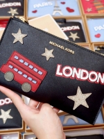 Michael Kors Clutch Bag 2018 New arrival! กระเป๋าคลัชรุ่นใหม่:ขนาดกำลังดี วัสดุลายหนังลาย Saffiano ด้านหน้าประดับโลโก้แบรนด์ อะไหล่ทอง แต่ง pattern งานปัก 3vมิติ สวยโดดเด่น เปิดปิด ด้วยซิป ด้านในมีช่องเล็ก และช่องใส่บัตร พร้อมสายคล้องข้อมือ ใส่กระเป๋าสตาง