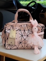 สีเข้าใหม่รุ่น หายากคะ 👍ทรง speedy ขายดี น่ารักมาก 3 สี น่ารักมากรับประกันเลยค่า พร้อมกระต่าย polka dot เข้า set เลิศคะ กระเป๋า จากแบรนด์ David Jones กระเป๋าสะพายข้างดีไซน์เกร๋มาก สีสวยหรูมาก ขนาดกะลังดีเลย น้ำหนังเบามากคะ ภายในมีช่องเก็บของจุกจิก