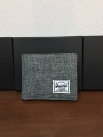 กระเป๋าสตางค์ Herschel Roy Wallet Coin (มีช่องใส่เหรียญ) การออกแบบก็เน้นใช้งานพกสะดวกกระเป๋าสตางค์ใบไม่ใหญ่ขนาดมาตราฐาน ช่องใส่บัตร 3 ช่อง ช่องใส่เหรียญ 1 ช่อง ช่องเก็บของหลังช่องใส่บัตรกับเหรียญอีกข้างละ 1 ช่อง ช่องใส่ธนบัตร 1 ช่อง