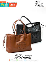 Celine cabas drawstring cuir triomphe in Smooth Calfskin / celine shopping bag เป็นกระเป๋าที่ดีไซน์คลาสสิก เรียบหรู ไม่ตกยุค โดดเด่นเพราะมีโลโก้อยู่ตรงกลาง ออกแบบมาให้ใส่ของใช้ในชีวิตประจำวัน ซึ่งคุณสามารถใช้เป็นกระเป๋าถือหรือสะพายไหล่ก็ล้วนเก๋และมีความคล