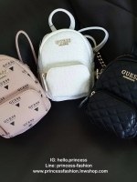 กระเป๋าสะพายข้าง Guess ด้านหน้าติดชื่อแบรนด์ มีช่องซิปด้านหน้า ด้านบนเป็นช่องเปิดปิดซิปมีสัญลักษณ์แบรนด์ติดที่ตัวจับซิปด้วย ด้านในเป็นช่องกว้าง มีช่องเสียบสิ่งของด้วยค่ะ ตัวสายสะพายเป็นโซ่ตัดต่อกับสายหนัง สามารถปรับระดับได้ สวยเก๋ขนาดนี้ รีบมาจับมาจองเป็น