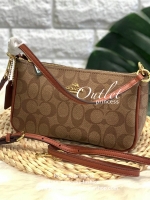 Coach signature crossbody bag กระเป๋าสะพาย size mini วัสดุ pu. ลาย signature เปิดปิดด้วยซิป ด้านในโล่ง ใส่ wallet ยาว, มือถือได้ทุกรุ่น ด้านหลังสกรีนลายน่ารัก พร้อมสายสะพาย 2 เส้น แบบสั้นสะพายไหล่ และแบบยาว crossbody ถอด ปรับได้ค่ะ