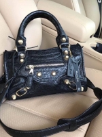 ❤️ กระเป๋าทรงสุด ฮิตจาก Massimo Dutti ขนาดมินิ สะพายแล้ว ได้ look cool มากค่า รับประกันเลย ภายในมีช่องแยกเก็บเป็นสัดส่วนดีคะ น้ำหนักเบา จุของได้คุ้มคะ มีสายยาวให้ ถือ/สะพายได้เลยคะ ใบนี้ แม่ค้าแนะนำเลย ใช้ได้ทุกโอกาส จริงๆ คะ