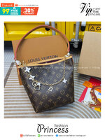 LV Bucket Shoulder Bag Monogram Canvas กระเป๋าสะพายทรงบัคเก็ต แต่งอะไหล่โซ่ทองพร้อมตัวห้อยสุดไอคอนิกยกระดับความหรูหรา คุ้มแบบไม่มีเบื่อ ดีไซน์คลาสสิคคงความเอกลักษณ์ ขนาดกำลังน่าใช้มากๆ