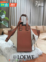 LOEWE ANAGRAM HANDLE & SHOULDER BAG GIFT WITH PURCHASE (GWP) กระเป๋าถือหรือสะพายพรีเมี่ยมกิ๊ฟ Limited จาก LOEWE PERFUME DUTYFREE รุ่น Rare items สุดๆวัสดุ Anagram Canvas & หนังแท้ Calfskin ดีไซน์สวยคงเอกลักษณ์แบรนด์ใบใหญ่กำลังดีน้ำหนักเบา สามารถปรับได้หลา