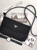 Best Seller! จากงานพรีเมี่ยมกิ้ฟ จากเคาเตอร์ต่างประเทศ จากแบรนด์ PRADA ค่า เป็น กระเป๋าผ้าไนล่อน ตามแบบฉบับของแบรนด์เลย ใบนี้มีสายยาวให้คะ เลิศมาก สะพายเป็น shoulder bag ได้เลย ขนาดกำลังดีคะ ตัวกระเป๋าเบามาก ใส่มือถือได้ทุกรุ่น ใช้แล้วสวยมากๆ อะไหล่ทองหรู