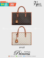 Celine Horizontal Cabas In Triomphe Canvas / Celine tote bag สายชอบพกของเยอะ ต้องหยิบของในกระเป๋าบ่อย รุ่นนี้ก็เป็นอีกตัวเลือกที่น่าสนใจค่ะ เพราะนอกจากจะจุของได้เยอะแล้วดีไซน์ยังเรียบสวยมีกลิ่นอายความวินเทจ อีกทั้งขนาดกระเป๋าใหญ่กำลังดีไม่เกะกะ เคลื่อนไหว