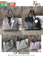 Baobao Issey Miyake Cart geometric tote bag / Miyake Cart Tote Bag รูปทรงที่สร้างขึ้นโดยบังเอิญ' เสื้อผ้าที่มีโครงสร้างและได้รับการออกแบบทางวิศวกรรมอันเป็นเอกลักษณ์ของแบรนด์ ส่งต่อไปยังเครื่องประดับที่น่าประทับใจและไร้กาลเวลาเหล่านี้ กระเป๋าโท้ต Cart