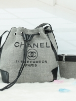 Chanel premium gift canvas ทรงขนมจีบเล็ก เป็นกระเป๋าสะพายข้าง สายสามารถปรับได้ มีกระเป๋าใบเล็กใส่เหรียญแยกจากใบใหญ่ สามารถถอดออกได้ ด้านหน้าปักโลโกแบรนสวยหรู มีสายรูดปิดกระเป๋า ด้านในมีช่องซิปเล็ก 1 ช่อง ฐานกระเป๋าเป็นหนังสีดำเป็นฐานรวมถึงมุมกระเป๋า