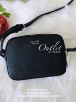 GUESS ZIP TOP KAMRYN CROSSBODY BAG กระเป๋าสะพายรุ่นยอดนิยม วัสดุ PU คุณภาพดี น้ำหนักเบา ด้านหน้าประดับด้วยโลโก้แบรนด์สุดหรู เปิดปิดกระเป๋าด้วยซิปสะดวกใช้ ด้านในโล่งกว้างมีช่องซิปและช่องใส่บัตร สามารถใส่มือถือได้ทุกรุ่น กระเป๋าสตางค์ใบสั้นได้ ซับในลายแบรนด