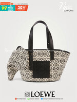 LOEWE Canvas Elephant Bag In Anagram Print คอลเลคชั่นใหม่ล่าสุดเลยค่ะ น้องช้างน่ารักมากมาย งานแบรนด์หรูจากประเทศสเปน โลเอเว่ (LOEWE) กระเป๋ารูปทรงช้างเป็นเหมือนหนึ่งในซิกเนเจอร์ของแบรนด์ ดีไซน์คงเอกลักษณ์วัสดุ Anagram Canvas Jacquard Fabric ผสมผสานกับหนัง
