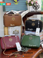 Tory burch Top Handle Case (84710) Collection ใหม่ที่เพิ่งเปิดตัวไปไม่นานจุดเด่นของรุ่นนี้คือดีไซน์ออกมาในสไตล์คลาสสิกที่มาพร้อมกับฮาร์ดแวร์ที่ทำจากวัสดุทองเหลืองและสายสะพายโซ่และหนัง ปากกระเป๋าเปิดได้กว้างแบบสองซิป รูปทรงสามารถสะพายใช้งานได้หลายโอกาส ไม่
