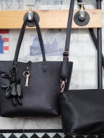 NEW Collection 2017 ' KEEP Infinite tote bag ' 👑หนังกระเป๋าสวยมาก ส่วนเรื่อง ความจุ ความคุ้ม ไม่ต้องพูดถึง 😆 ใบนี้ตอบทุกโจทย์เลยคะ แถม ซื้อ 1 ได้ ถึง 2 ใบอีกด้วย โอ้ย !! ใบนี้ เลิศมากคะ กระเป๋า ถือ//สะพายข้าง หนังสวยๆ มาพร้อมพวงก