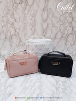 GUESS กระเป๋าหูหิ้วสะพายข้าง ทรงกล่องมีหูจับถนัดมือ มี2ช่องกระเป๋า ด้านหน้าติดโลโก้แบรนด์สีทอง