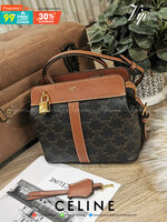 CELINE CROSSBODY BAG VIP GIFT WITH PURCHASE (GWP) พรีเมี่ยมกิ๊ฟ Limited Edition จาก CELINE PARFUME DUTYFREE COUNTER วัสดุ TRIOMPHE CANVAS ดีไซน์สุดคลาสสิคเปิดปิดด้วยซิปคู่สามารถล๊อคกุญแจได้ มีชุดกุญเเจแบรนด์สามารถห้อยตกแต่งด้านหน้าและใช้งานได้จริง ภายในโล